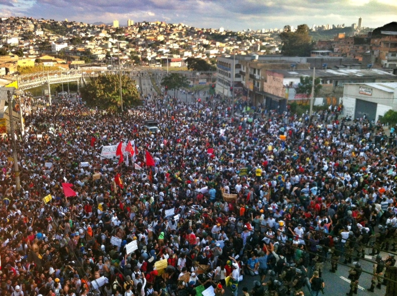 BELO HORIZONTE (MG) - A Avenida Antônio Carlos foi tomada por mais de 20 mil manifestantes